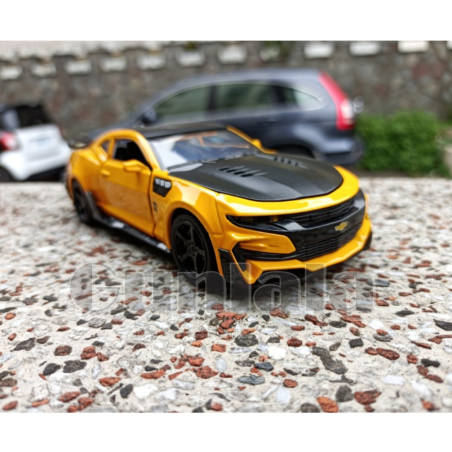 大黃蜂 雪弗蘭 Chevrolet Camaro GT 1/32精緻車模型 金屬外殼 迴力發光 展示底座 收藏擺飾