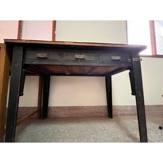 臺灣古董老件檜木或樟木實木書桌~古董桌~阿嬤塔ㄘㄟ\歷史書桌