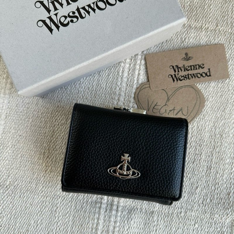現貨免運🔥Vivienne Westwood 土星鏤空五金牌飾荔枝紋皮夾錢包短