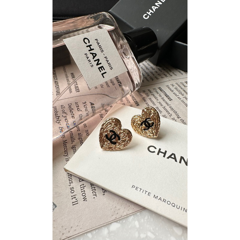 可刷卡分期 專櫃剛買出 全新全配 Chanel 愛心熔岩巧克力耳針