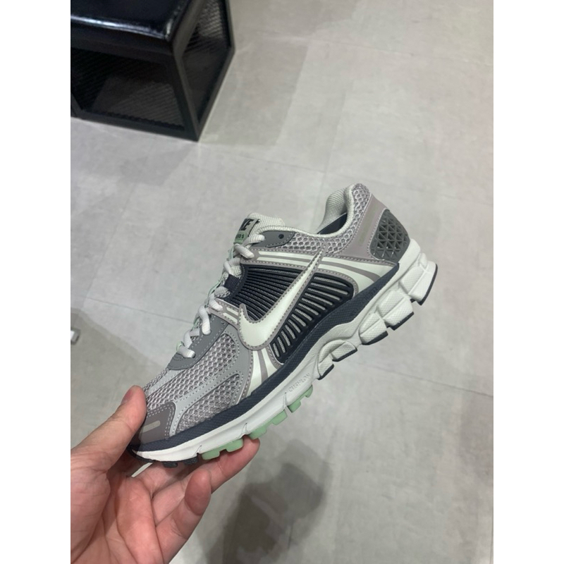  W NIKE ZOOM VOMERO 5 灰 白 反光 復古 老爹鞋 男女 FB8825-001