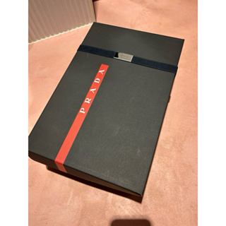正版普拉達PRADA 黑色(logo紅色）鞋盒一個