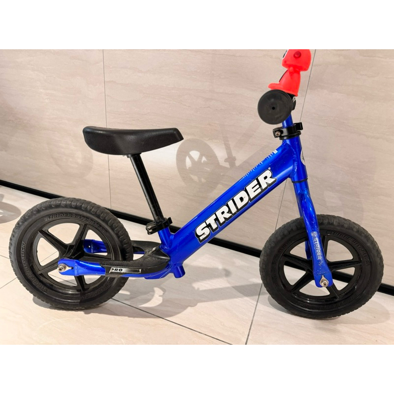 &lt;二手&gt; Strider Pro push bike 金屬藍，鋁美和金版本，外觀有明顯使用痕跡，騎乘完全順暢