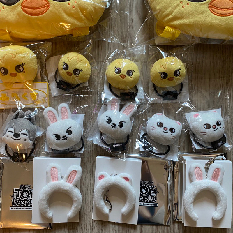 「現貨」」官方正版 Stray Kids 日本 背包 娃娃 頭箍吊飾 SKZ TOY WORLD 周邊 SKZOO 快閃