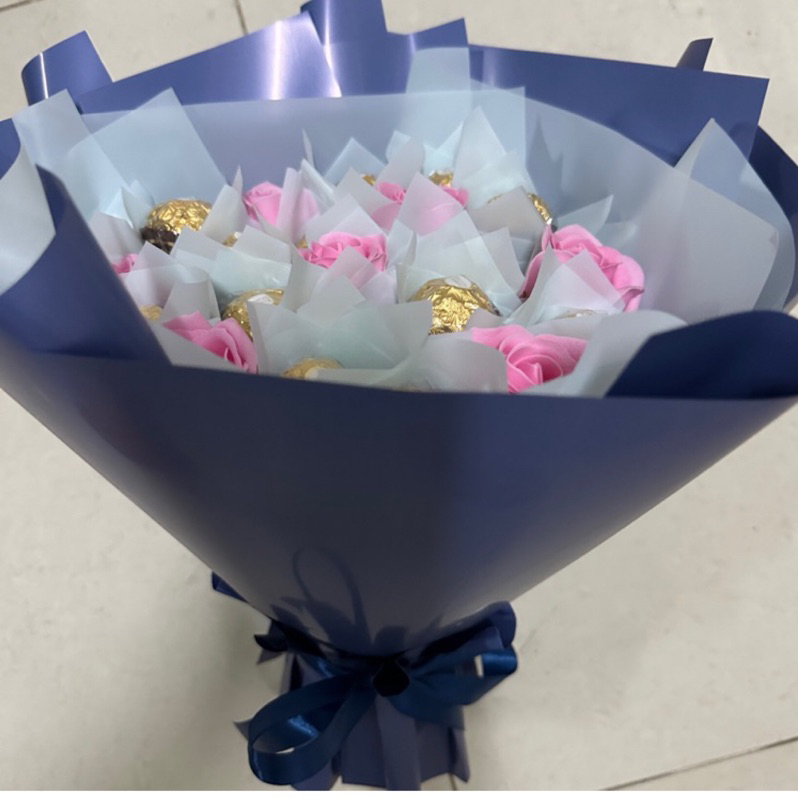 2024台灣製作台灣出貨金莎花束金莎巧克力花束15顆金莎花束藍色花束送男生花束香皂花束花朵可改天藍色畢業花束情人節花束