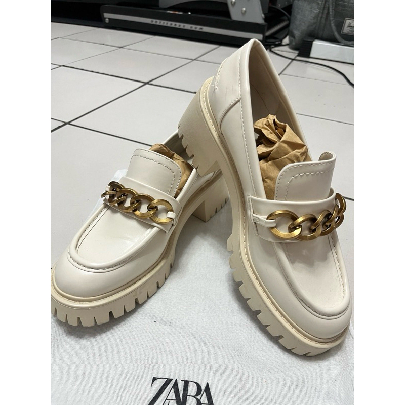 Zara米白色漆皮鏈條樂福鞋