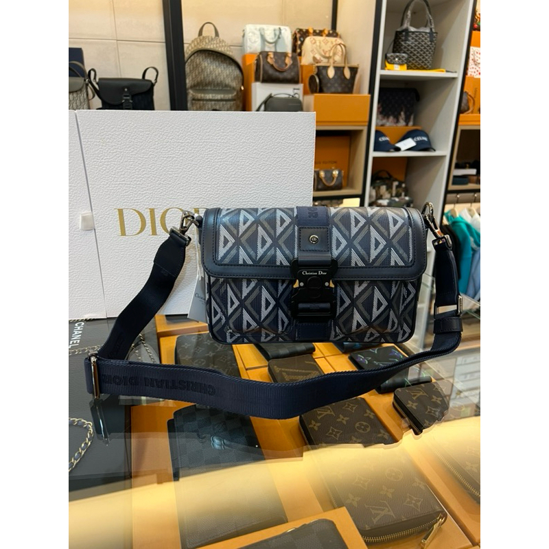 鹿晉歐美精品🦌 Dior 迪奧 Hit The Road 海軍藍滿版CD郵差側背包