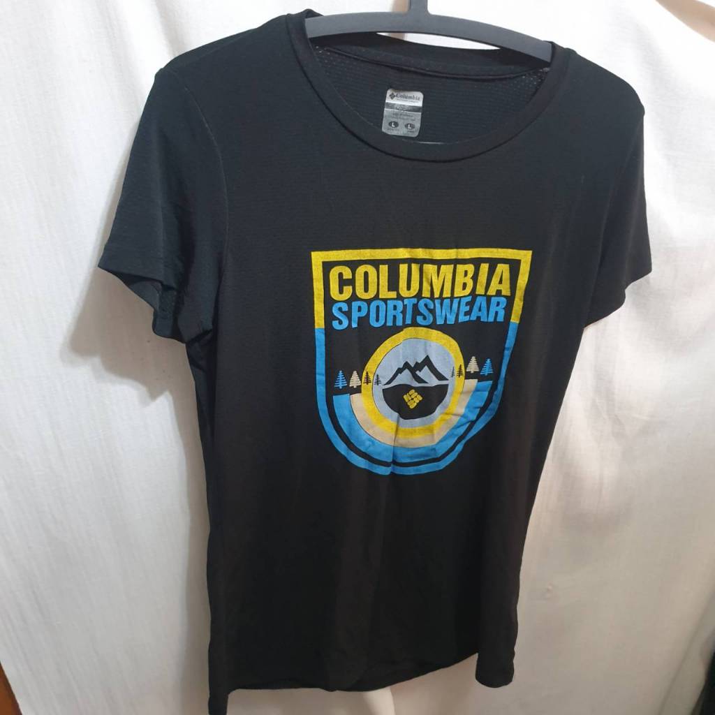 姜小舖超低價Columbia英文字圖案黑色彈性布短袖圓領上衣L號 超便宜特價品 T恤 短T 彈性佳
