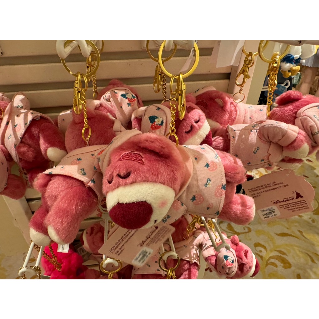 Lucy’s pick ♪( ´▽｀)迪士尼代購 草莓睡衣睡覺熊抱哥鑰匙圈吊飾
