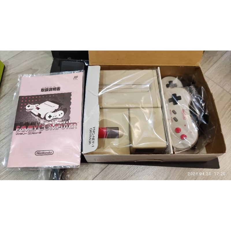 日本製任天堂原裝NEW紅白機AV版主機（同序號），2手有盒有書有原廠電源線只有單有機附av線(可玩瑪莉歐、惡魔城，薩爾達