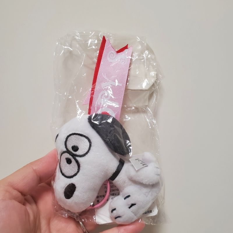 全新。史努比鑰匙圈。Snoopy。緞帶造型鑰匙圈。塑膠袋有點舊，不介意再下單