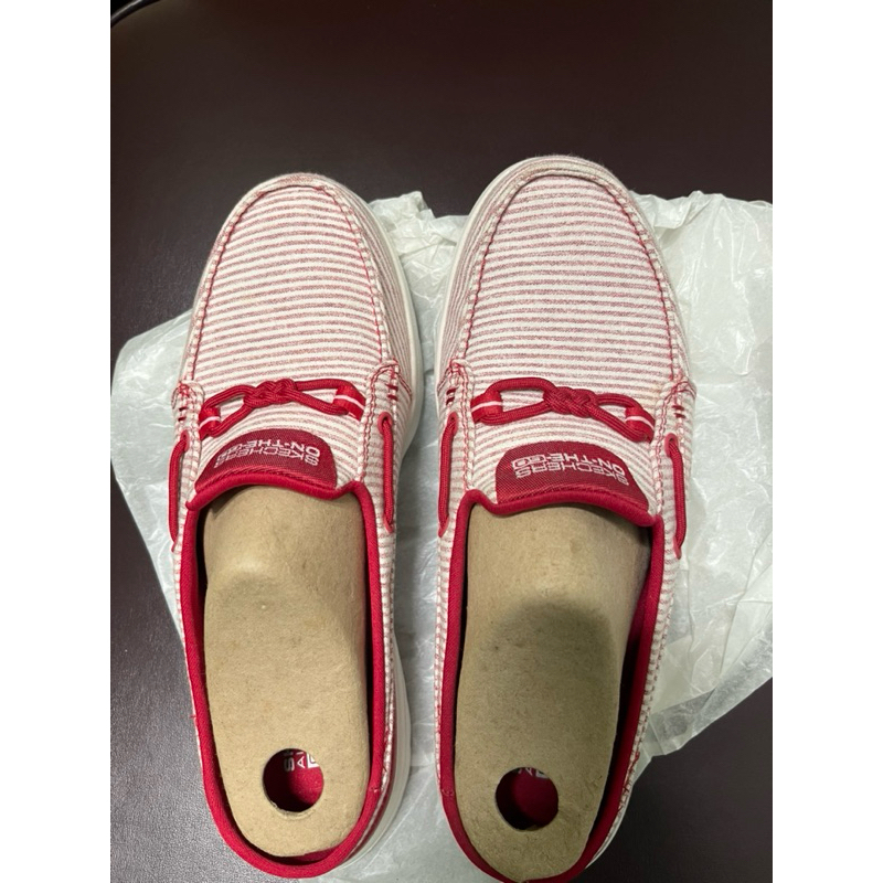 SKECHERS 紅色條紋的穆勒型懶人鞋