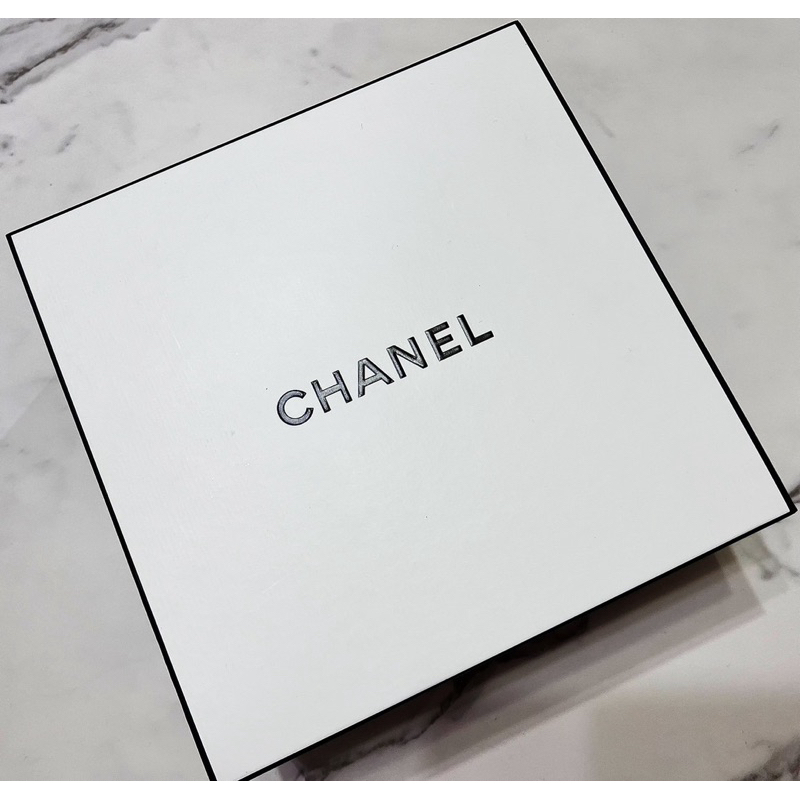 Chanel 白色大紙盒