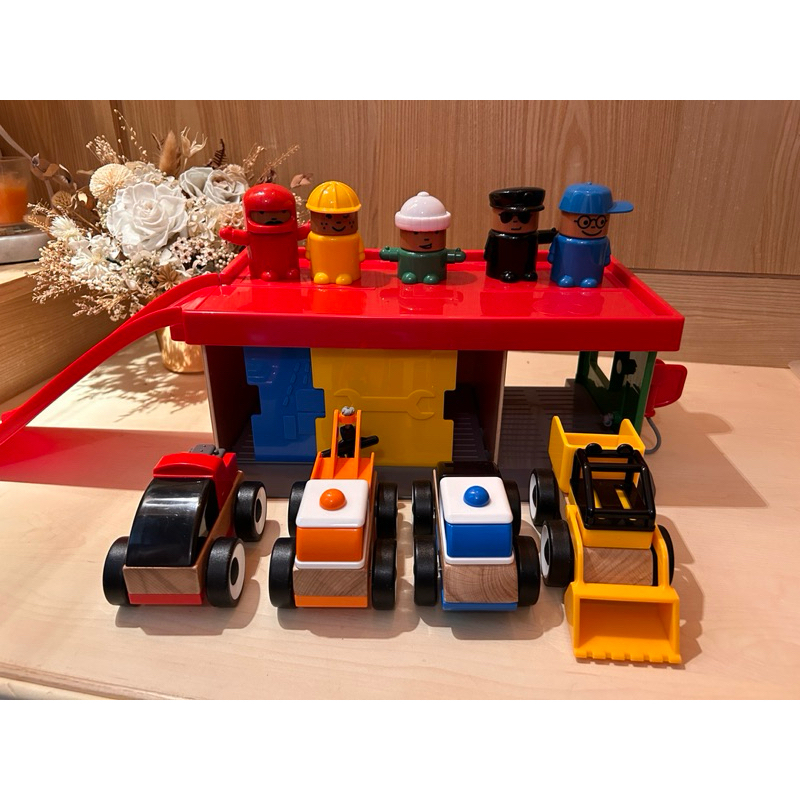 二手* IKEA LILLABO 玩具車庫+4台車+5人偶*木頭車庫加油站*停車場軌道