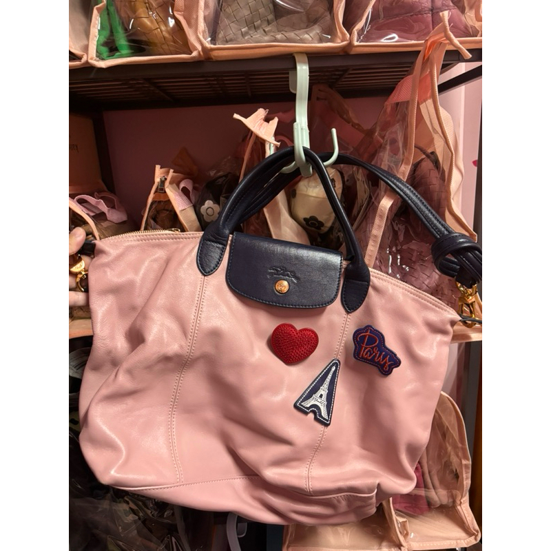 台灣限定款Longchamp巴黎鐵塔愛心徽章粉色深藍撞色羊皮包