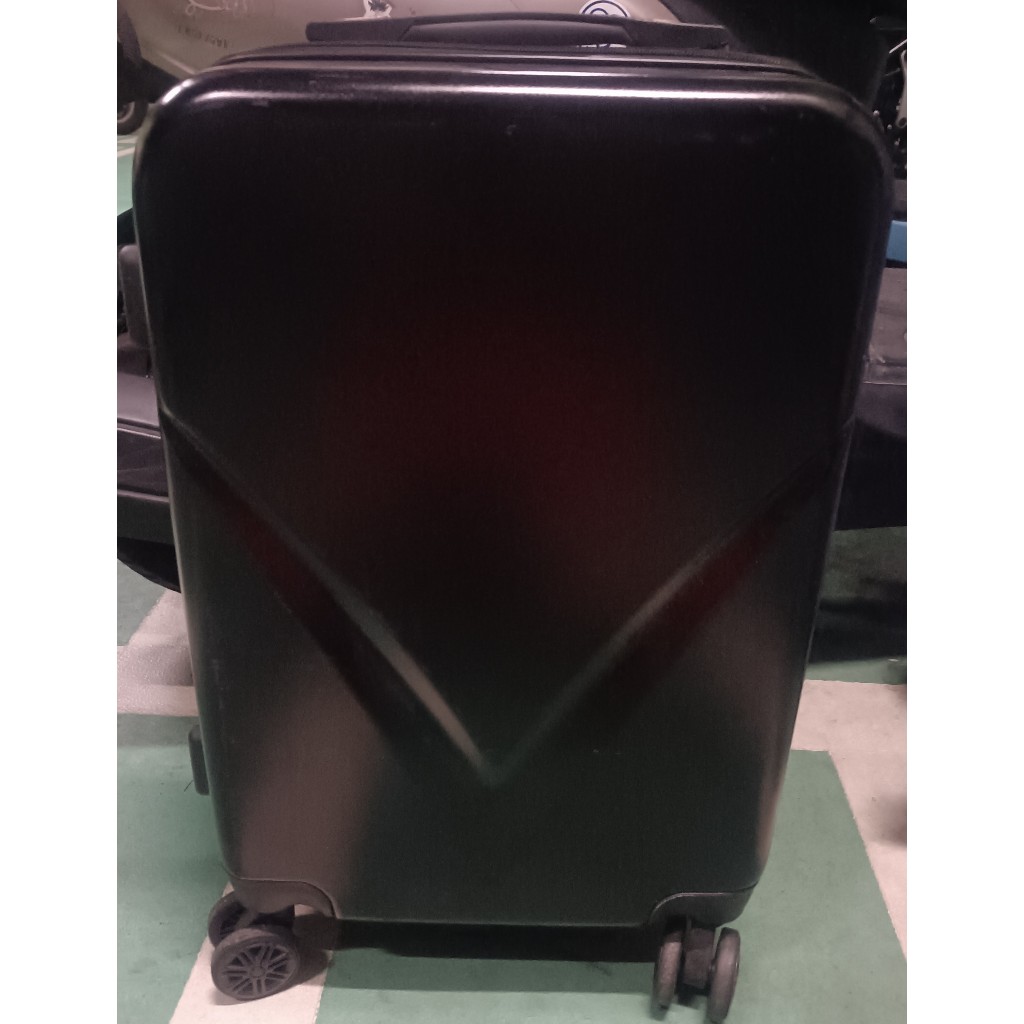 22吋二手登機箱/中古黑色硬殼行李箱，特價399元，物況良好，中和可取