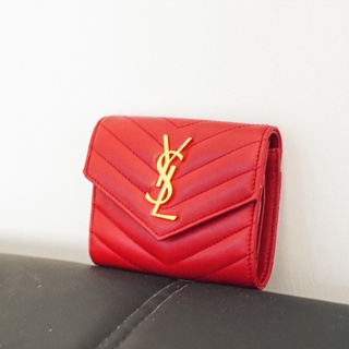 YSL Monogram 金logo牛皮三折釦式短夾(403943-紅)