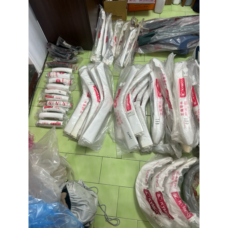 豪邁125原廠白色邊條