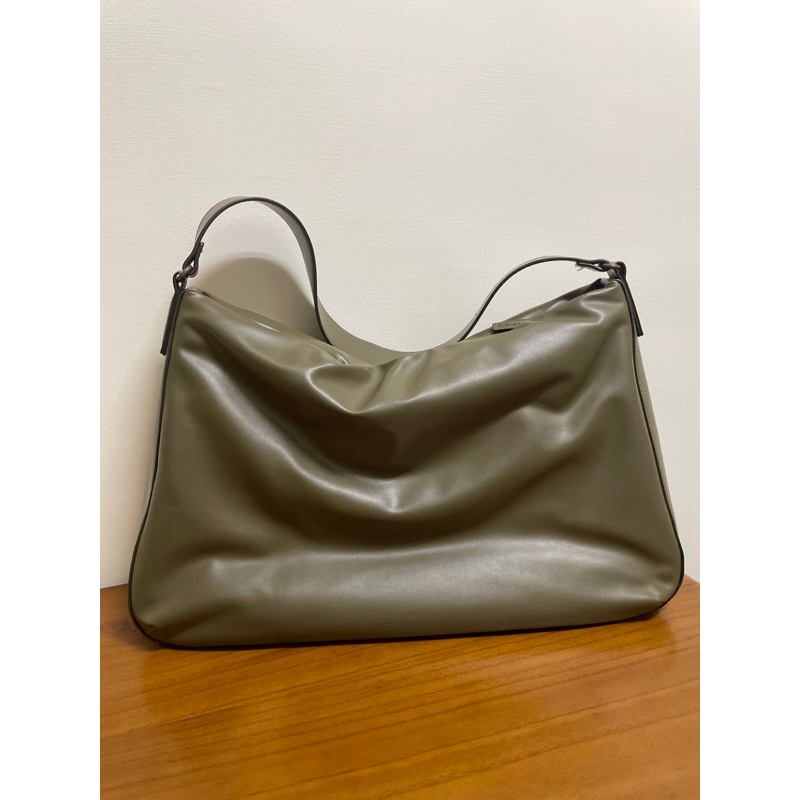 Uniqlo C 澎軟肩背包 CPJ