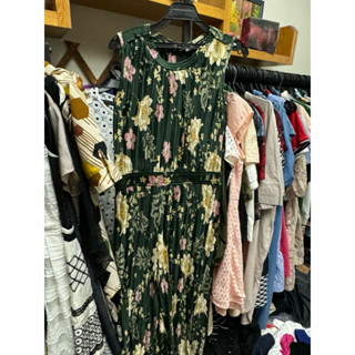 MOMA 女生夏款連身摺褲。