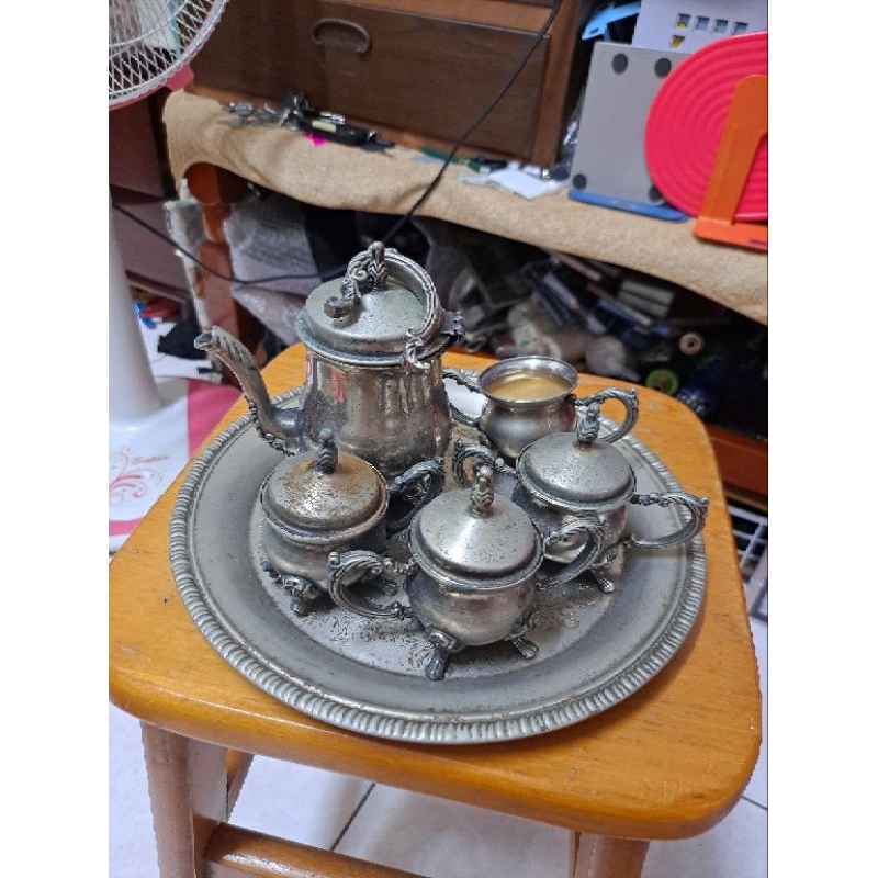 早期鐵鍍銀茶具組（1壺4杯~壺提手及一杯把手掉一邊！~有銹痕！盤約25