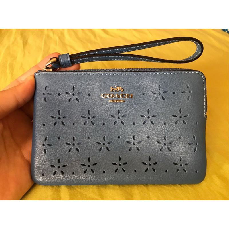 全新COACH藍色縷空雕花氣質手拿包F67608