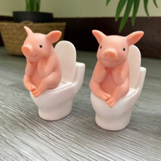 【臺灣現貨】創意馬桶可愛小豬上廁所 公仔 擺飾 擺件 模擬動物卡通精緻款 生日禮品紀念品 居家生活趣味擺設 拍照小道具