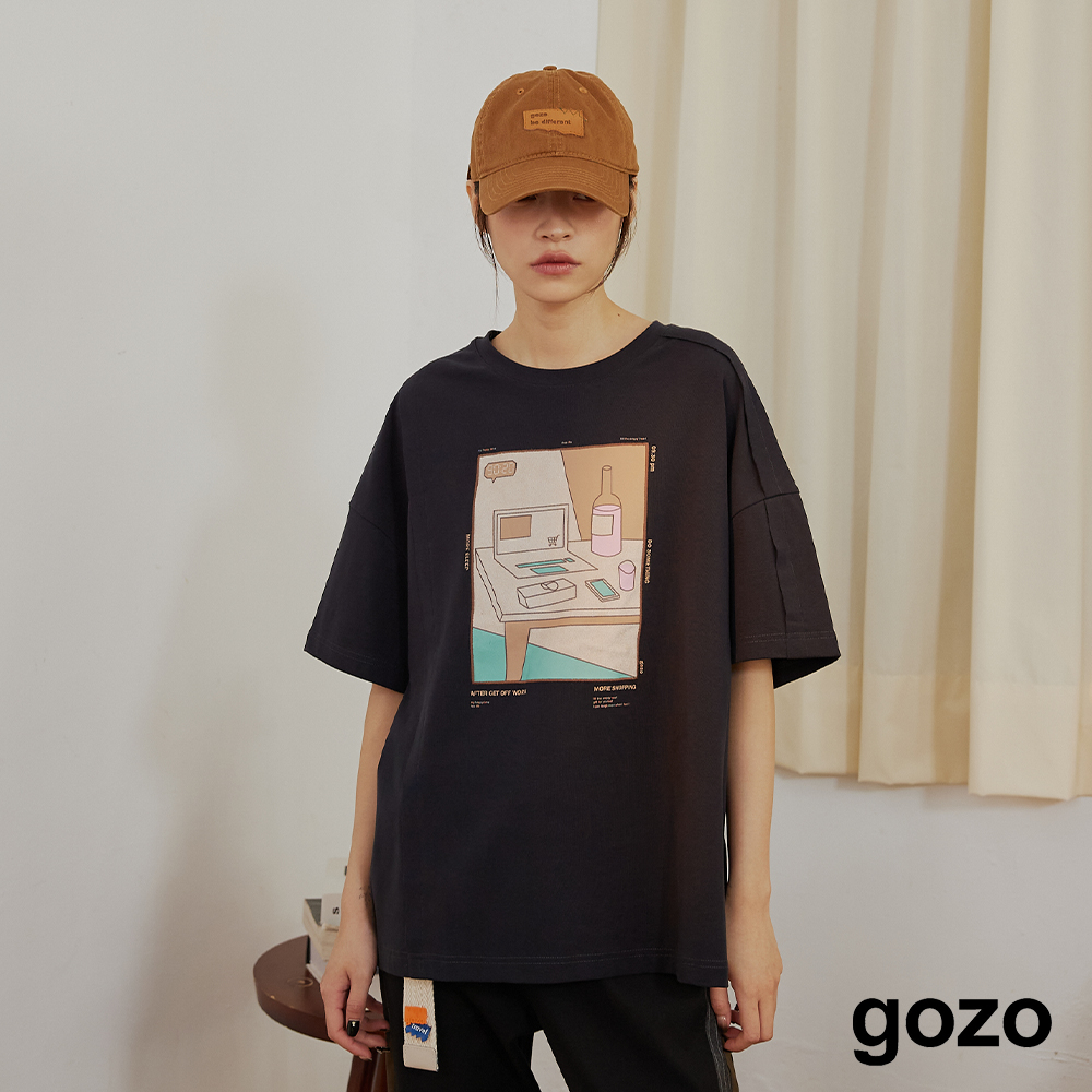 【gozo】下班生活麂皮印花T恤(深灰/淺卡其_F) | 女裝 圓領 休閒