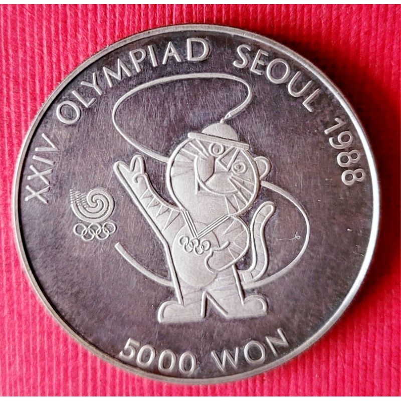6450全新大型韓國1986年奧運5000WON銀幣乙枚（美品，保真）。