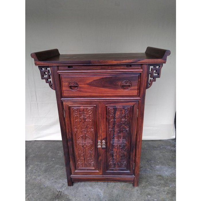 中式經典仿古家具...2尺7單抽雙門拉板翹頭刻蝠神桌櫃(雞翅木)81x48x106