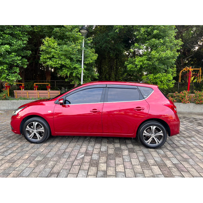 自售二手車Tiida 五門Ikey 2017年掀背紅色免鑰匙Nissan