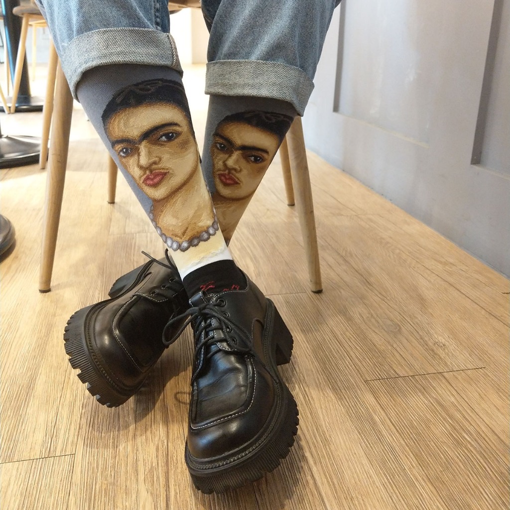 【台灣製造】卡蘿 戴珍珠耳環的自畫像 芙烈達 女畫家 墨西哥畫家 自畫像 名畫襪 襪 襪子 男襪 女襪 長襪 小腿襪