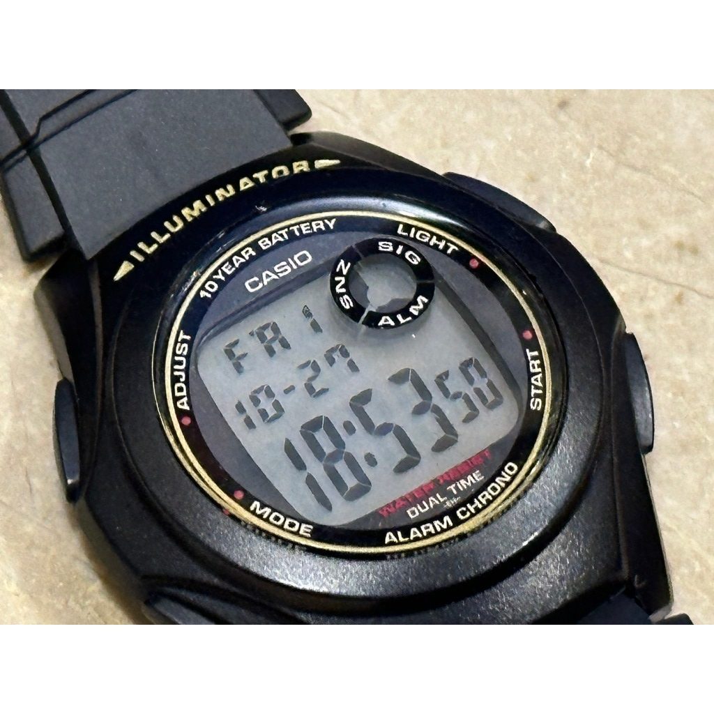 CASIO 電子錶 十年電力運動電子數位錶 F-200W 手錶 二手 品況佳  便宜出售