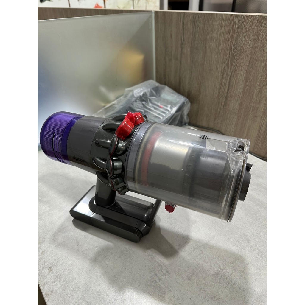 [店長私藏] 一手品  dyson V11 只有主機本體+電源線(非台灣公司貨 這是日本帶回的水貨)馬達故障-電池正常