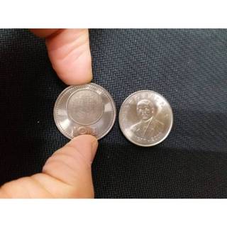 民國九十年國父紀念幣/1911-2001/背面有國運昌隆跟雙十的變化圖案 十元硬幣(拍照技術不好請多包涵)