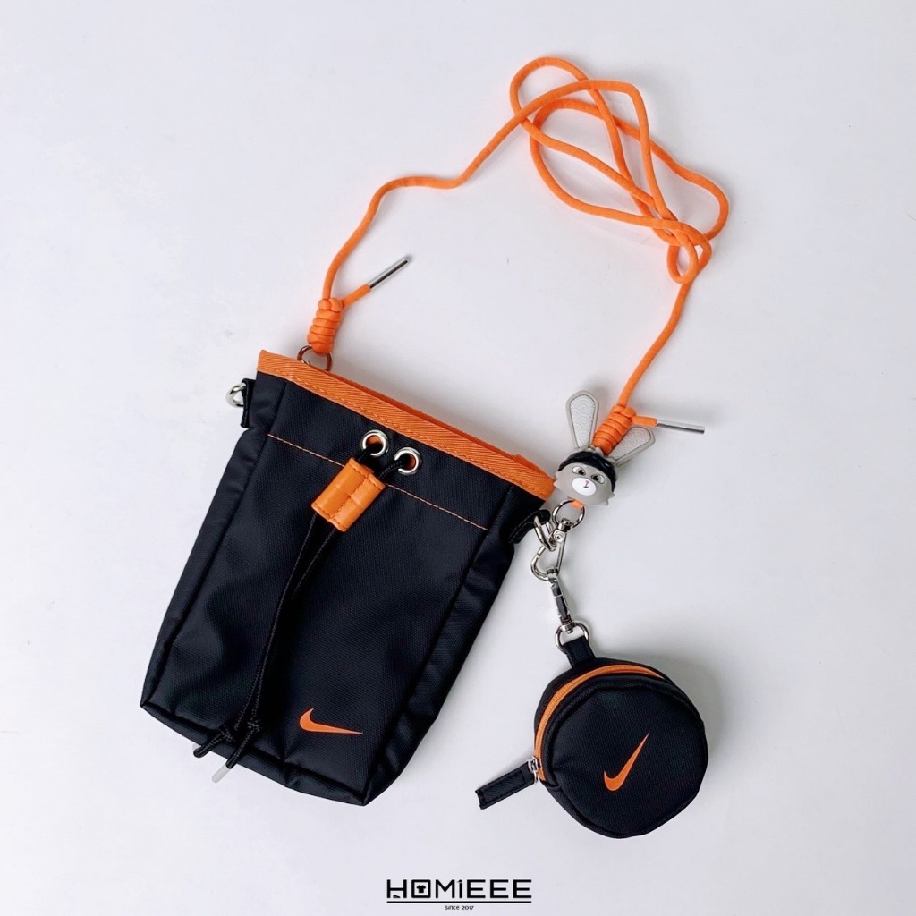 【Homieee】Nike 小桶包 側背包 吊飾 零錢包 黑橘 限量款 國外限定