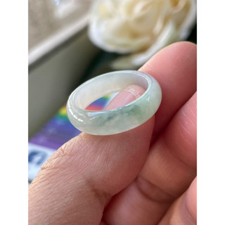 內徑18，國際戒圍14，no792，玉到愛，芙蓉種帶綠翡翠戒指（戒圈），溫柔的光，微紋小缺角，保證緬甸玉A貨翡翠