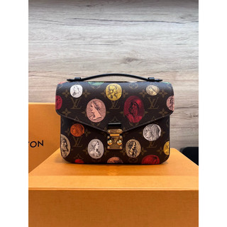 （售出）LV 郵差包 M59257 聯名款 晶片款 Pochette Metis Fornasetti