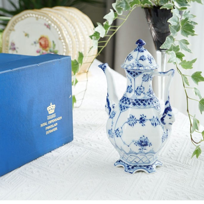 【手繪 】丹麥製 Royal Copenhagen 全花邊唐草 海神咖啡壺(盒裝)