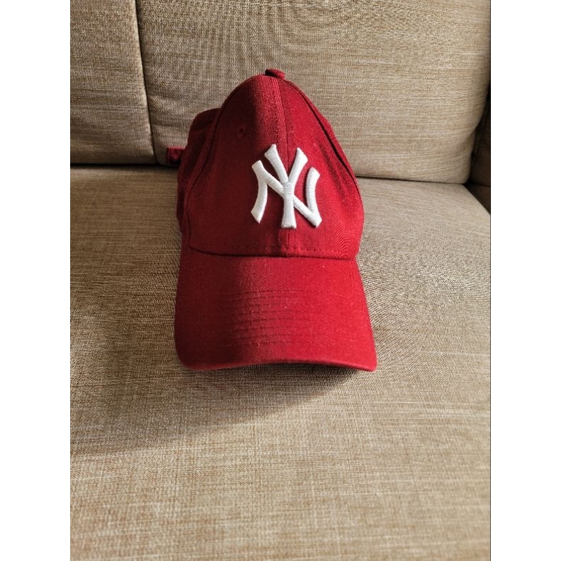 NY(MLB)酒紅色棒球帽 沒在戴 出清，有一點壓到，但只要戴起來就正常。
