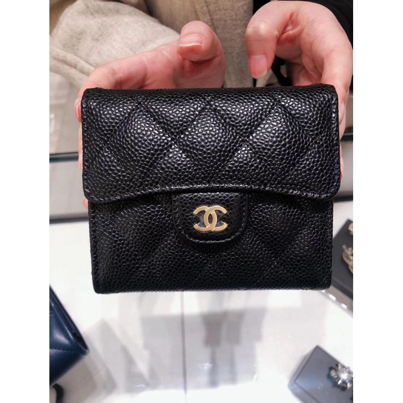 全新 Chanel 香奈兒 金釦 黑金荔枝牛皮 魚子醬 經典款口蓋三折短夾 皮夾 錢包 卡包（AP0231）