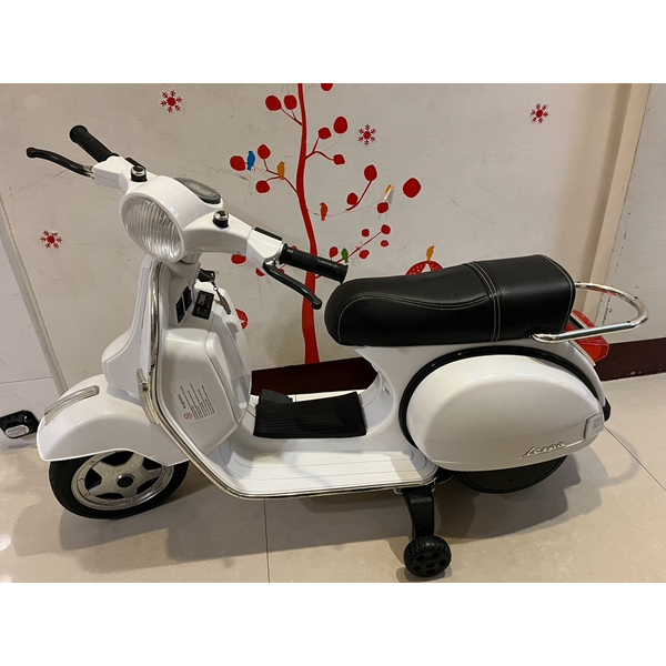 ＊謝啦二手書＊ Vespa 偉士牌 兒童電動玩具車 兒童電動機車 二手 故障車不能動有很多損傷,後照鏡斷了