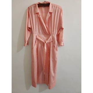 粉色長版洋裝 有腰身設計可以綁帶 有墊肩款 L.XL號上衣