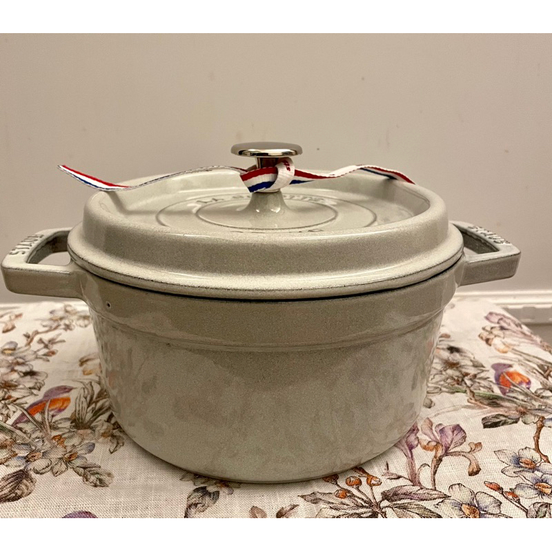 出清  Staub 鑄鐵鍋 圓鍋 20CM 松露白［二手］