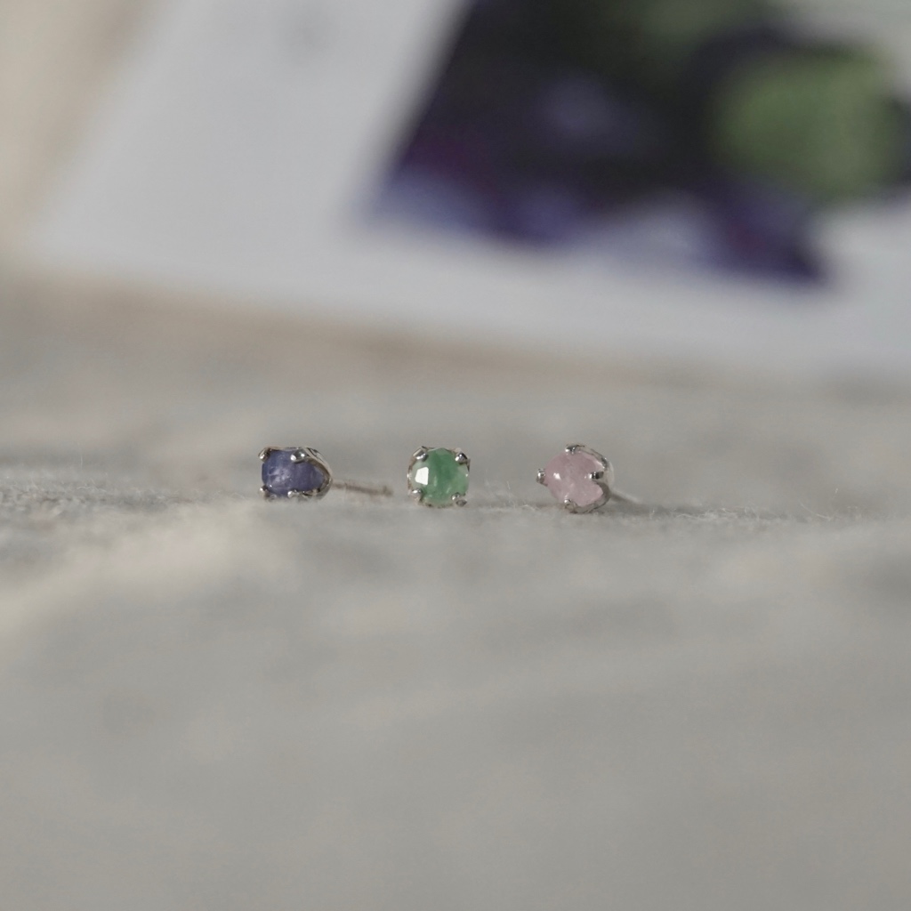 ll 三色耳針 - 花季系 ll 3mm 紫鋰輝 坦桑石 祖母綠 耳環耳針
