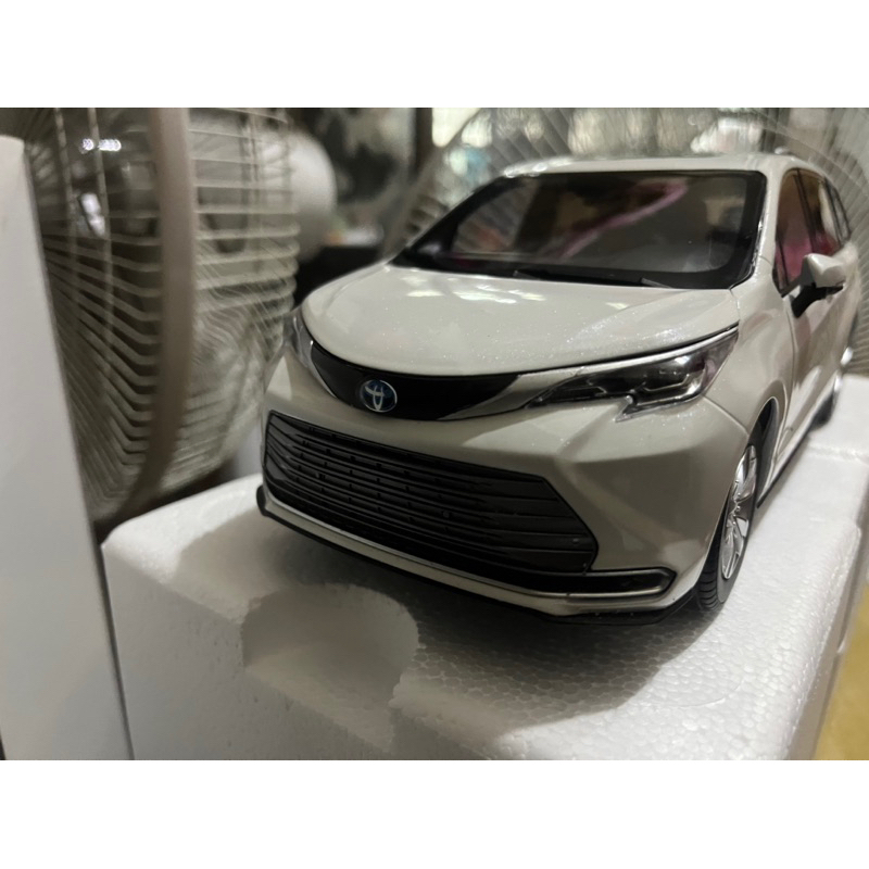 現貨不可議價 Toyota sienna 白色 1/18 原廠模型車