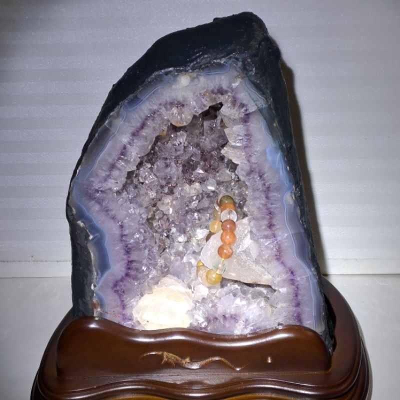 烏拉圭紫水晶、紫晶洞、紫鈦晶洞，洞深8公分，淨重6690g，漂亮的紫晶及瑪瑙邊，帶鈦金及2顆大方解石，附贈訂製實木底座