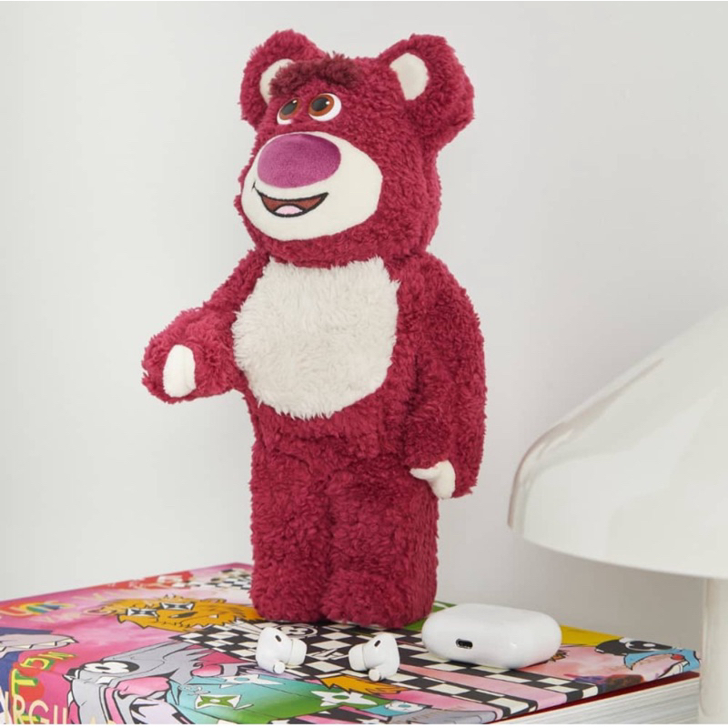 ［全新] 玩具總動員 熊抱哥服裝版Lots-O聯名款BE@RBRICK 400% 草莓熊 庫柏力克熊