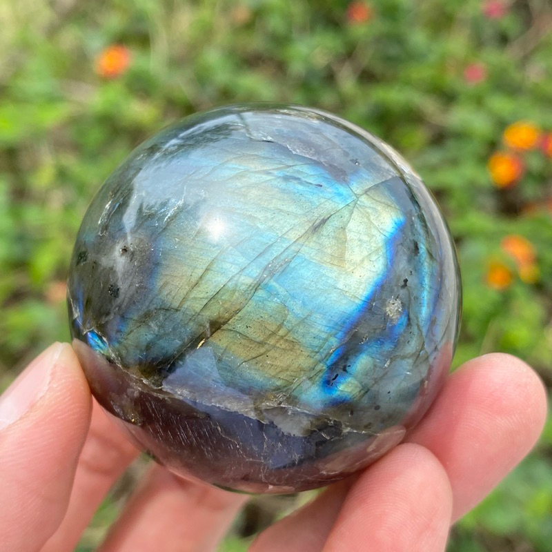 《奇幻晶球》拉長石球 黑體拉長石 帶黑色共生礦 藍光暈 52mm F0978