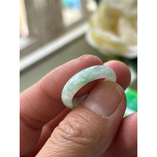內徑18，國際戒圍14，no99，玉到愛，冰白翡帶陽綠翡翠戒指（戒圈），牛毛紋無扣內圈不平，保證緬甸玉A貨翡翠